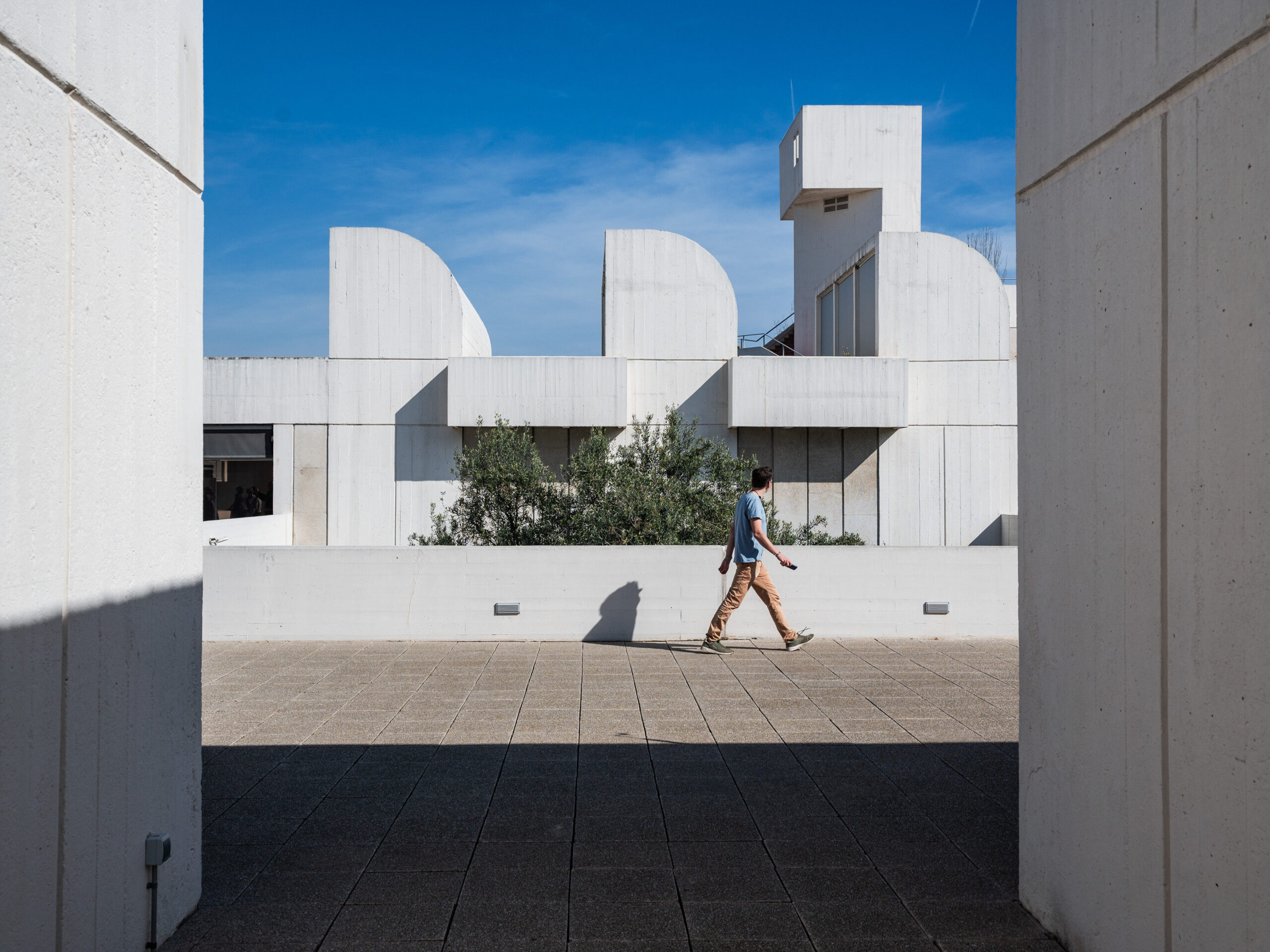 Visitor walking around Fundació Joan Miró rooftop.